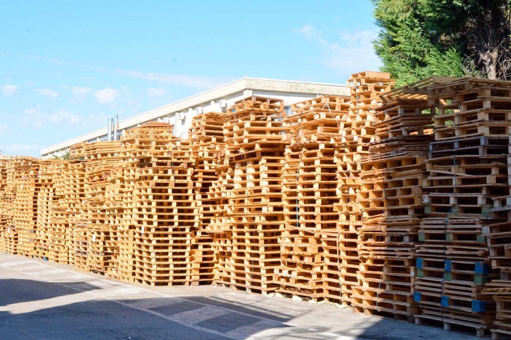 Area di stoccaggio pallet di legno